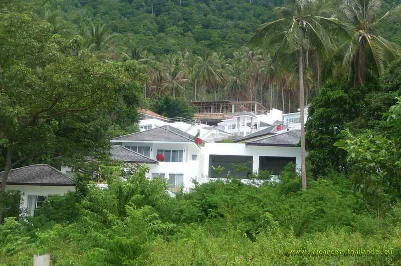 maison louée avec piscine privée devant la chambre avec vue sur autre piscine privée et forêt de cocotier et visite des cascades environantes